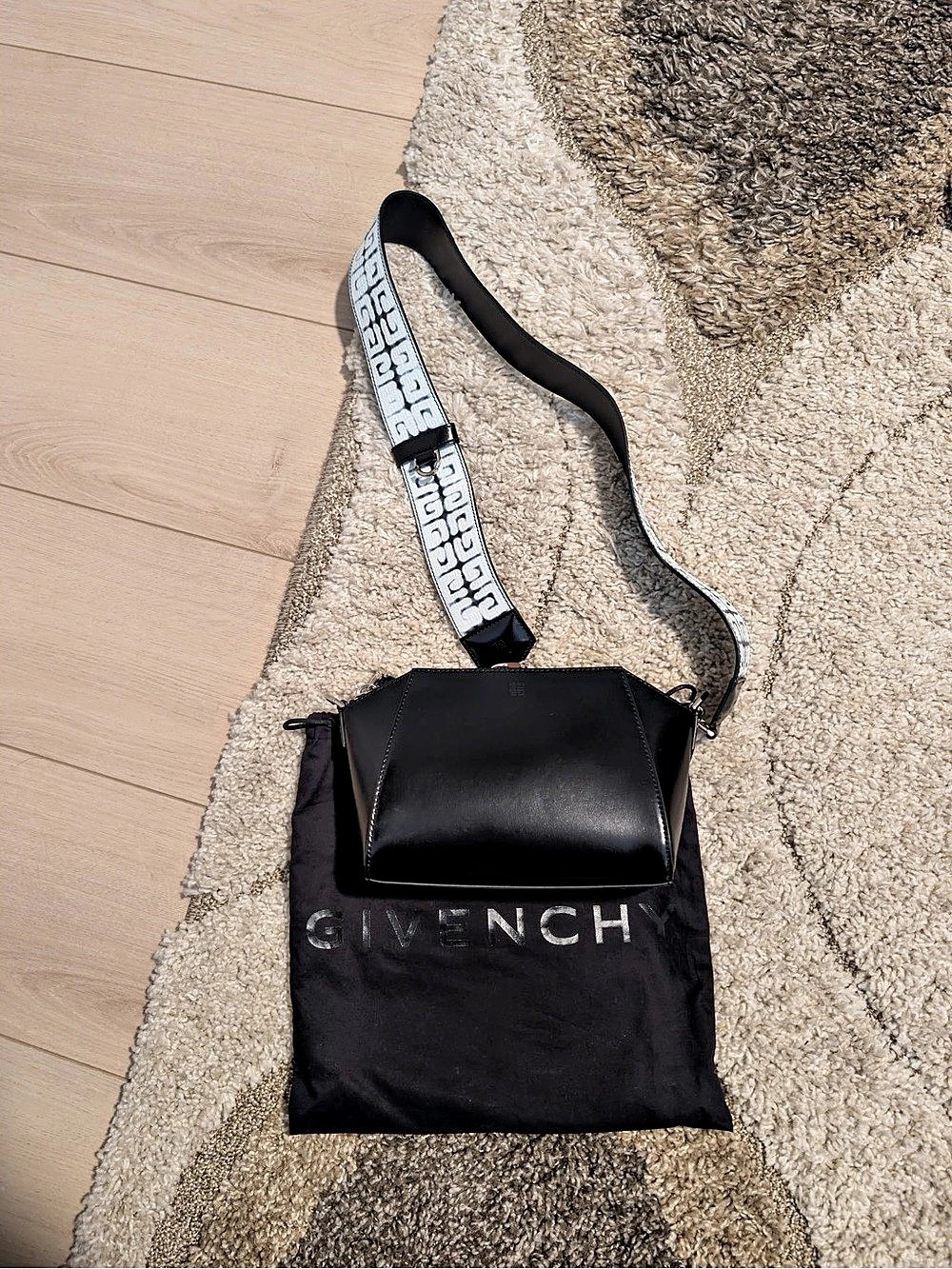 GIVENCHY Small Pandora Bag in Patent Leather with 4G Strap Black Crossbody